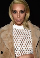 Ela não para! Kim Kardashian usa look transparente em desfile em Paris