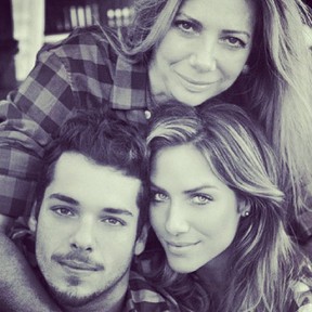 Giovanna Ewbank posa com o irmão e a mãe (Foto: Reprodução/Instagram)