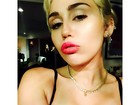 Miley Cyrus posa de sutiã e capricha no carão