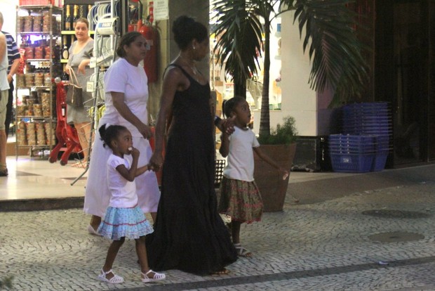 Glória Maria com as filhas em mercado na Zona Sul do Rio (Foto: Rodrigo dos Anjos/ Ag. News)