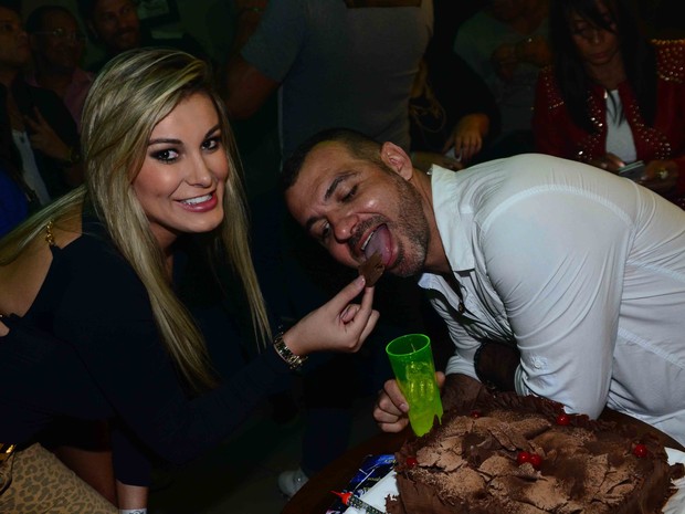 Ex-BBB Vagner comemora aniversário com Andressa Urach em bar em São Paulo (Foto: Leo Franco/ Ag. News)