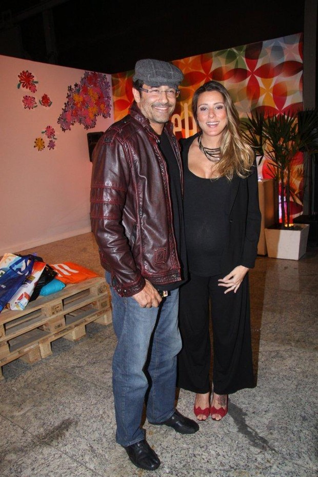 Luciano Szafir e noiva grávida no Fashion Rio Inverno 2014 (Foto: Leo Marinho e Felipe Assumpcao   / AgNews)