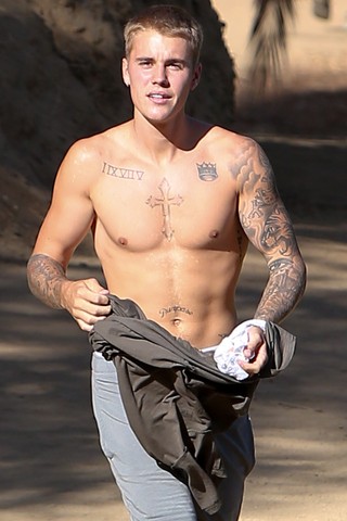 Justin Bieber se exercita em Los Angeles, nos Estados Unidos (Foto: AKM-GSI/ Agência)