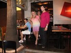 De vestido curto, Susana Vieira janta com Sandro Pedroso no Rio