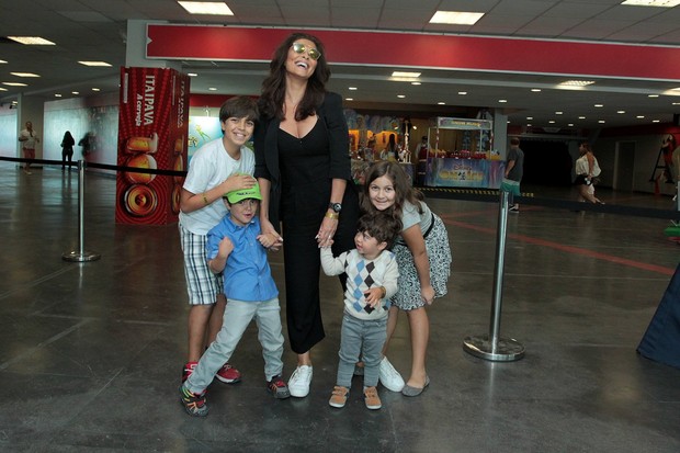 Juliana Paes com os filhos (Foto: Marcello Sá Barreto / AgNews)