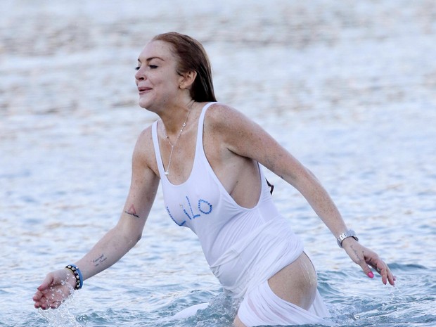 Lindsay Lohan em praia em Mykonos, na Grécia (Foto: Grosby Group/ Agência)