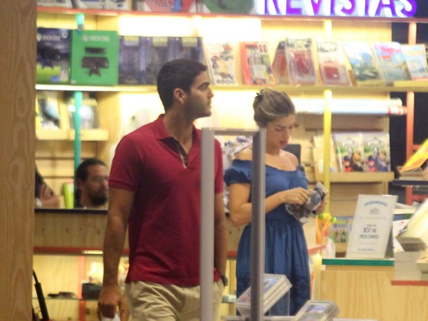Grazi Massafera com o namorado, Patrick Bulus, e a filha, Sofia, em shopping na Zona Sul do Rio (Foto: Daniel Delmiro/ Ag. News)
