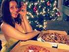 Dieta que nada! Nana Gouvêa devora pizza em sua casa em Nova York