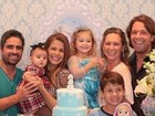 Nívea Stelmann se reúne com família do ex, Mario Frias: 'Crianças merecem'