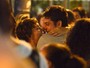 Marco Pigossi e Fabíula Nascimento trocam carinhos em noite no Rio