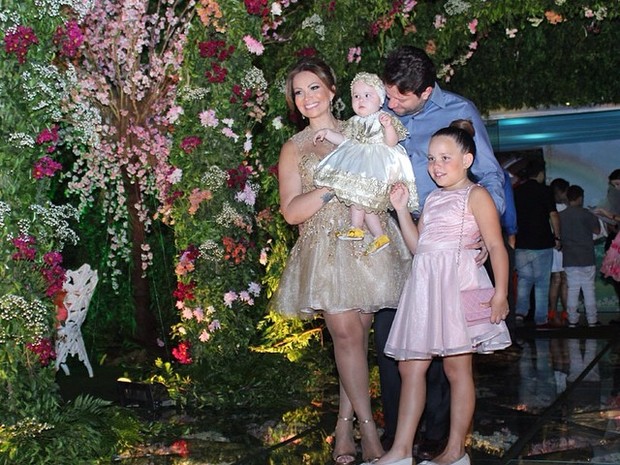 Solange Almeida com as filhas Maria Esther e Estrela e com o empresário Wagner Miau em festa em Fortaleza (Foto: Instagram/ Reprodução)