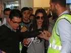 Nina Dobrev desembarca no Brasil e é recebida por fãs em aeroporto