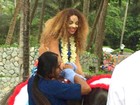 Com o rosto pintado, Beyoncé anda em elefante na Tailândia