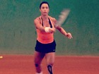 Gracyanne Barbosa cai da cama para treinar tênis