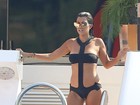 Kourtney Kardashian exibe corpaço em iate no Sul da França