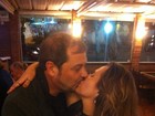 Andréia Sorvetão ganha beijão do marido em festa de aniversário