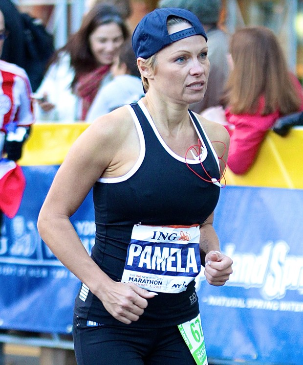 Pamela Anderson participa da maratona de Nova York (Foto: AKM-GSI BRASIL / Splash News)