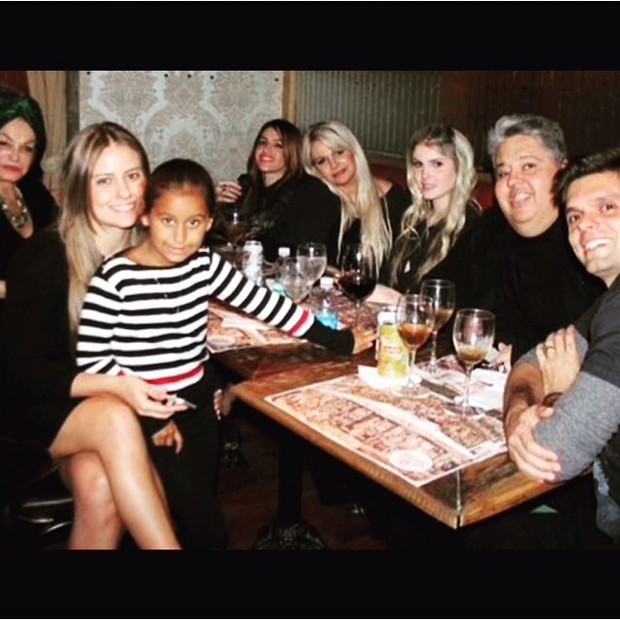 Monique Evans e família (Foto: Reprodução/Instagram)