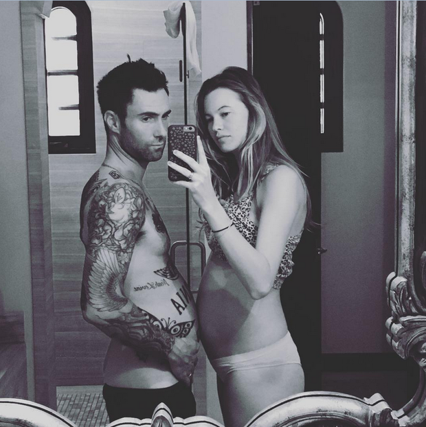 Adam Levine posa com Behati Prinsloo, que mostra a barriga de grávida (Foto: Reprodução/Instagram)
