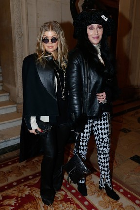 As cantoras Fergie e Cher na semana de moda de Paris, na França (Foto: Bertrand Rindoff Petroff/ Getty Images)