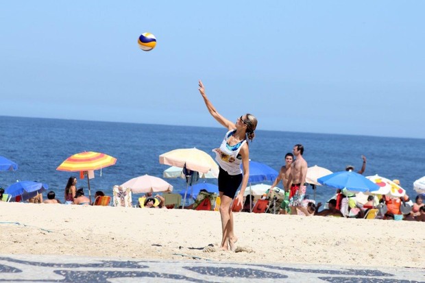 Fernanda lima Joga Voley na Praia  (Foto: JC pereira/Agnews)