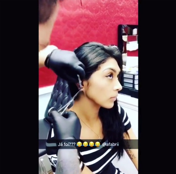 Amanda Djehdian coloca fura a orelha (Foto: Reprodução / Instagram)