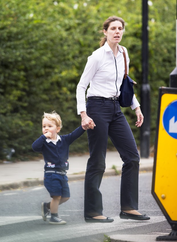 Príncipe George em passeio com a babá (Foto: Grosby Group/Agencia)