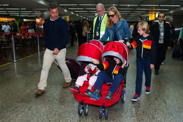 Angélica e Luciano Huck com os filhos (Foto: Manuela Scarpa / Foto Rio News)