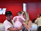 Susana Vieira segura bebê em aeroporto, no Rio