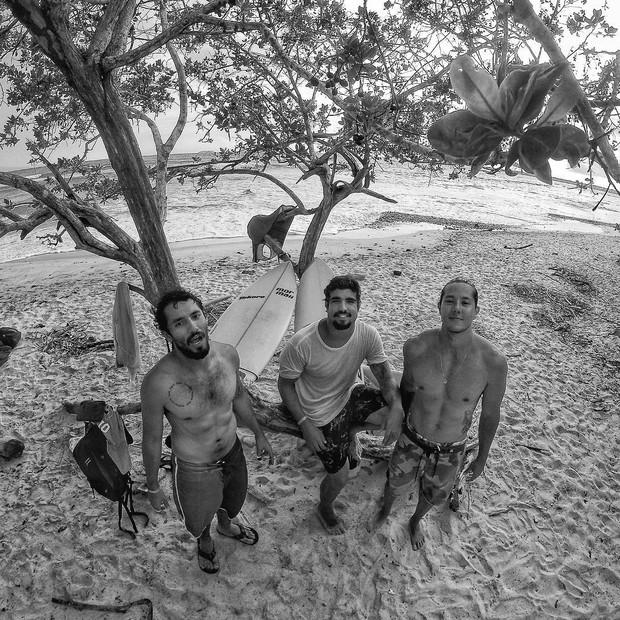 Caio Castro com os amigos em Roatan, Honduras (Foto: Reprodução/Instagram)