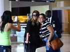 Simpática, Deborah Secco cumprimenta fãs em aeroporto