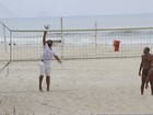 Thiago Lacerda joga vôlei na praia da Barra da Tijuca