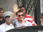 Tom Cruise acena para fãs na porta do Copacabana Palace, no Rio