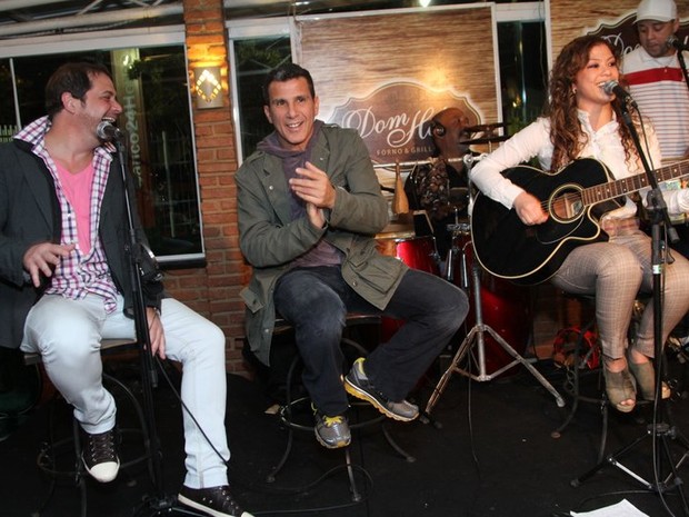 Conrado, Eri Johnson e Luka cantam em festa no Rio (Foto: Anderson Borde/ Ag. News)