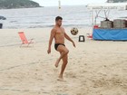 José Loreto joga futevôlei no Rio e mostra corpão sarado