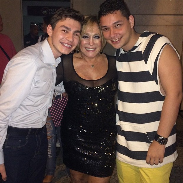 Susana Vieira com fãs após estreia de peça na Zona Sul do Rio (Foto: Instagram/ Reprodução)