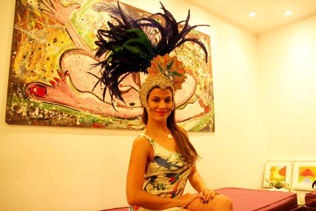 Laryssa Dias no barracão da grande Rio (Foto: Onofre Veras/AGNEWS)