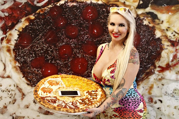Sabrina Boing Boing e a cara pizza com celular (Foto: Celso Tavares/EGO)