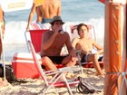 Com chapéu de palha, Thiago Martins bebe cerveja em praia no Rio