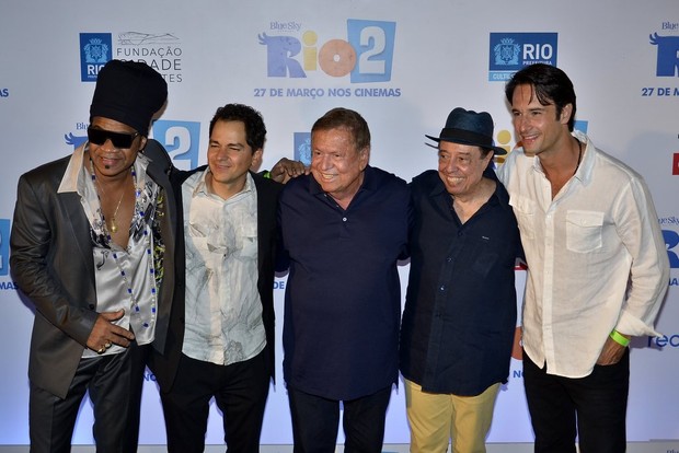 Carlinhos Brown, Carlos Saldanha, Boni, Sérgio Mendes e Rodrigo Santoro em pré-estreia no Rio (Foto: Roberto Teixeira / EGO)