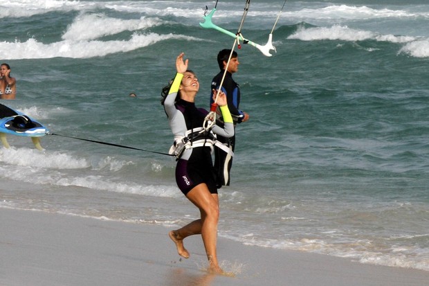 Cristiane Dias pratica kitesurf no Rio (Foto: Marcos Ferreira/PhotoRioNews)