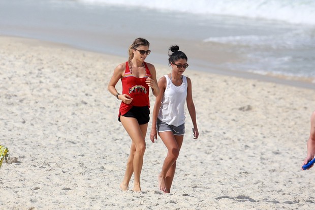 Grazi Massafera e Ana Lima correm em praia na Barra da Tijuca, RJ (Foto: Dilson Silva / Agnews)