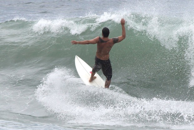 Paulinho Vilhena surfa na praia do Recreio dos Bandeirantes, RJ (Foto: Delson Silva / Agnews)