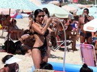 Ana Lima esbanja sensualidade em dia de praia no Leblon