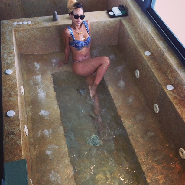 Rihanna sensualiza em banheira (Foto: Reprodução Instagram)