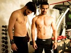 Munhoz e Mariano mostram treino na academia para exibir tanquinho