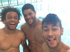 Neymar faz selfie com Hulk e Marcelo mostrando a barriga tanquinho