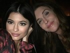 Kylie Jenner janta com o pai, Caitlyn Jenner, e a irmã Kourtney Kardashian