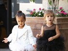 Fofas! Kim e Kourtney Kardashian levam filhas para aula de balé