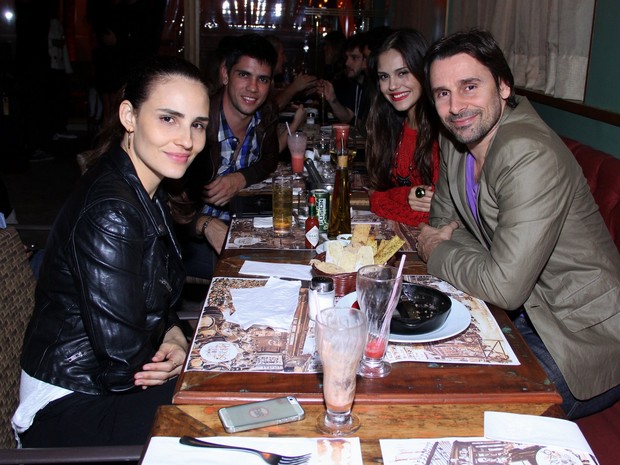 Jessika Alves com o namorado, Thiago Blanco, e Fernanda Tavares e Murilo Rosa em restaurante na Zona Oeste do Rio (Foto: Alex Palarea/ Ag. News)